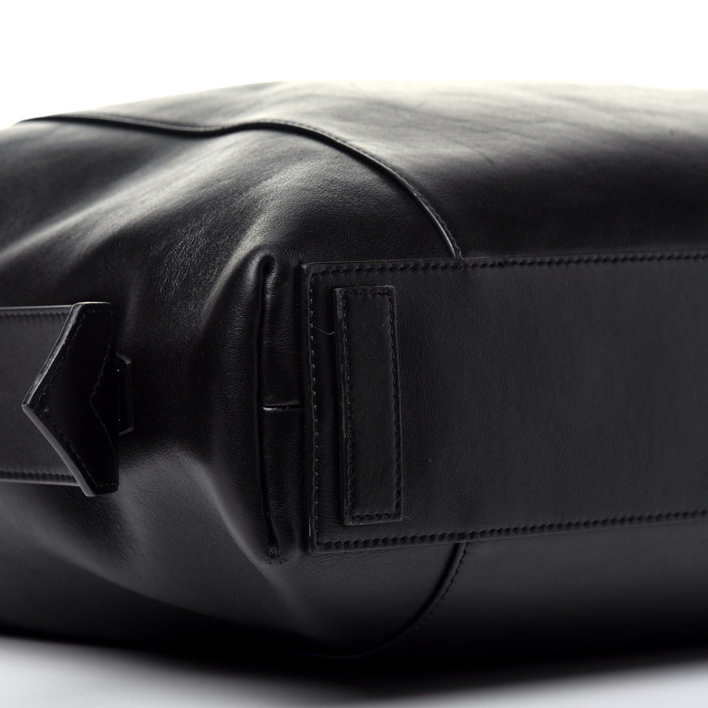 Smooth Calfskin Medium Soft Antigona Black