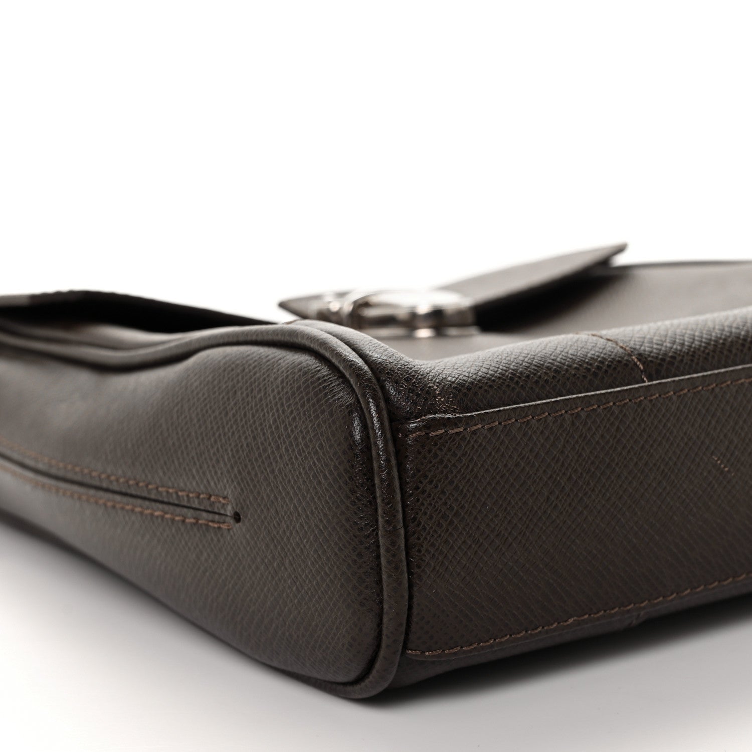 Louis Vuitton Taiga Luka Grizzli 7 of 9