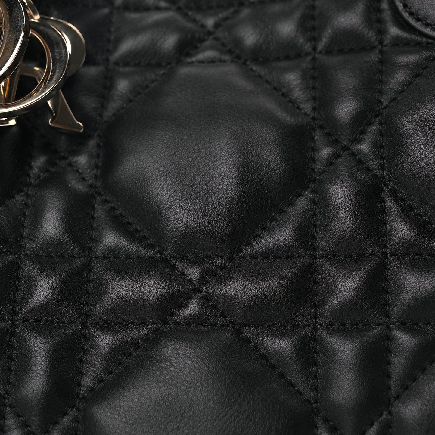 Calfskin Macrocannage Medium Toujours Black
