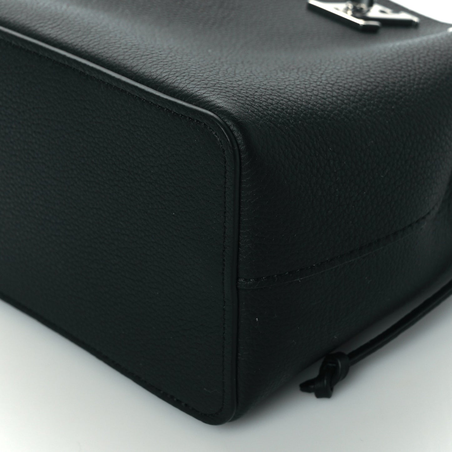 Calfskin Nano Lockme Bucket Black