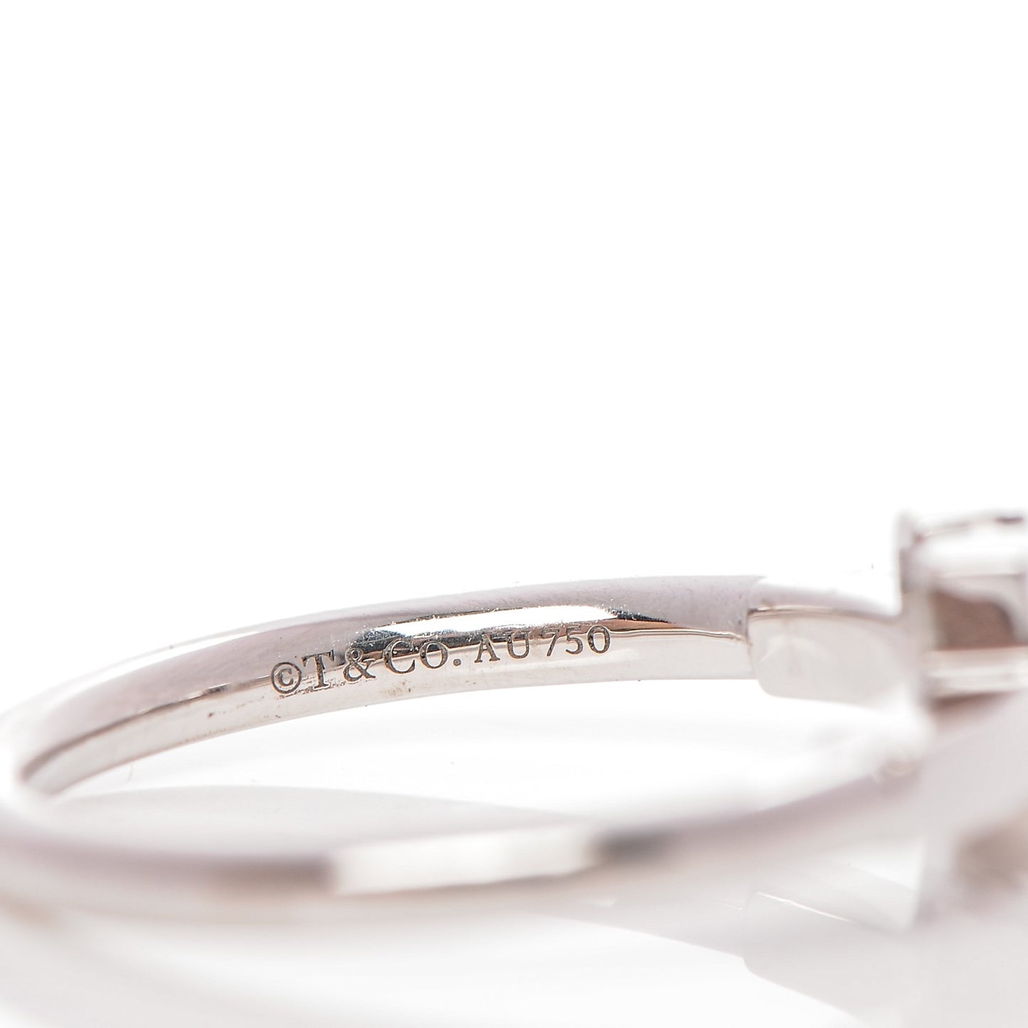 18K White Gold T Wire Ring 5.5