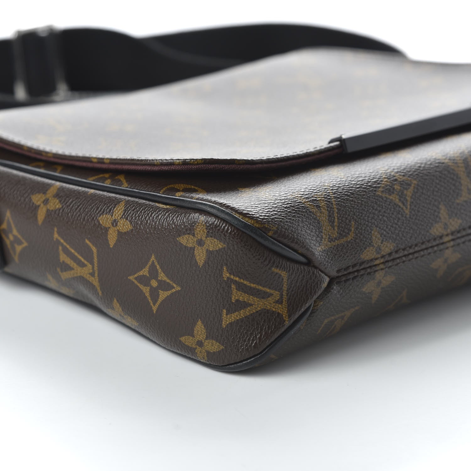 Louis Vuitton Monogram Macassar District PM 6 of 10