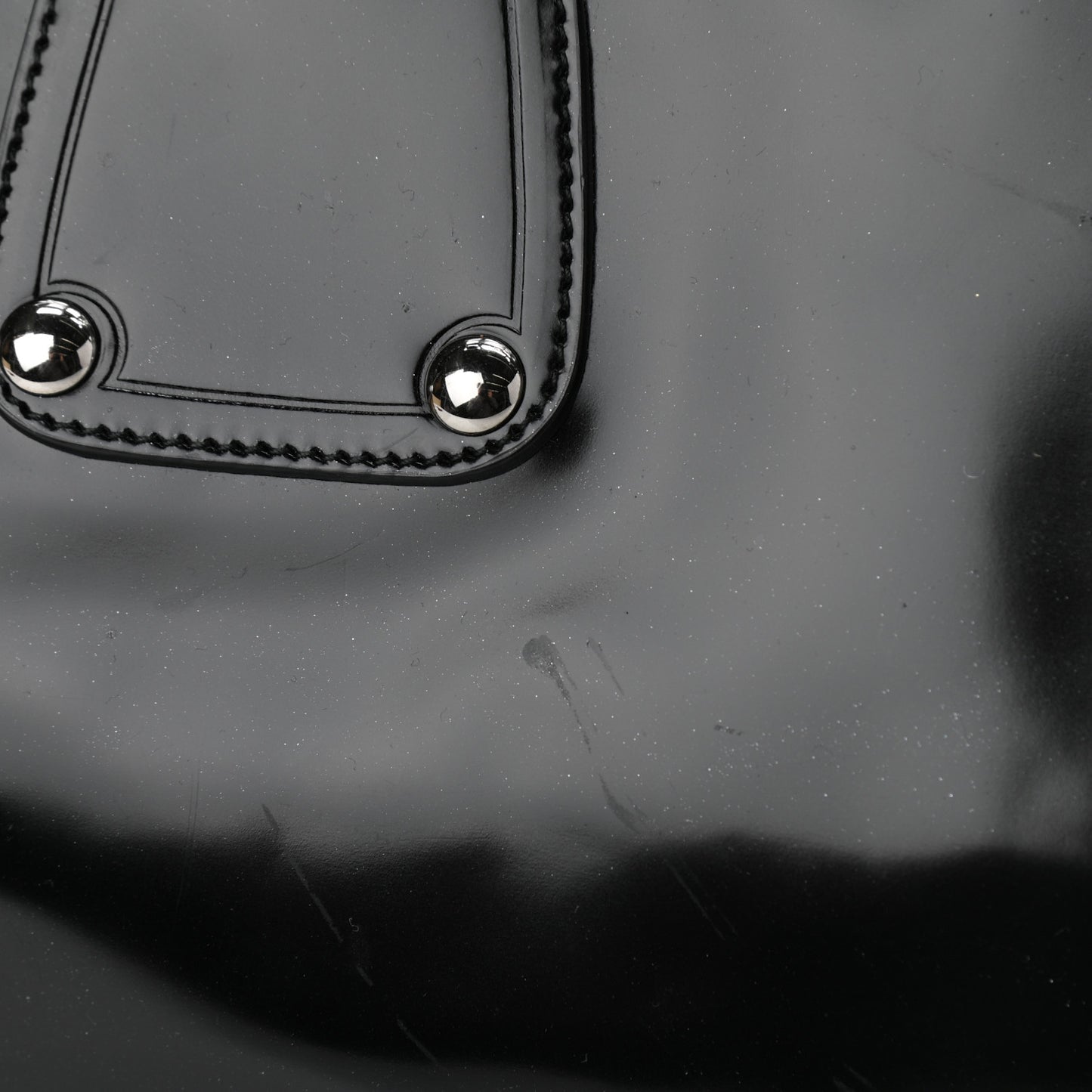 Vernice Kisslock Satchel Black