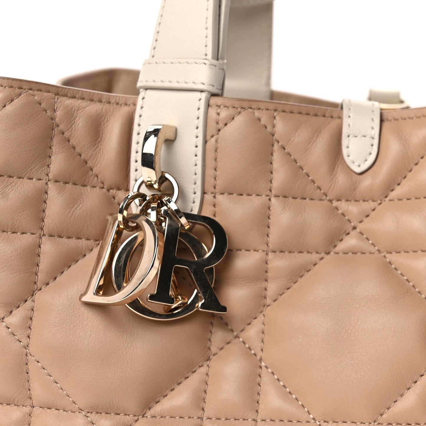 Calfskin Macrocannage Medium Toujours Biscuit Trench Beige