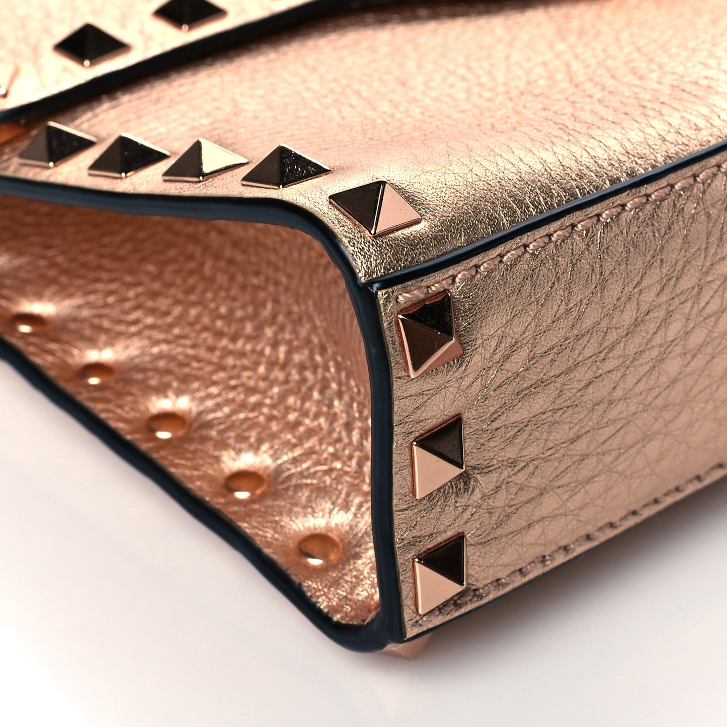 Metallic Pebbled Calfskin Medium Rockstud Flip Lock Crossbody Bag Rame