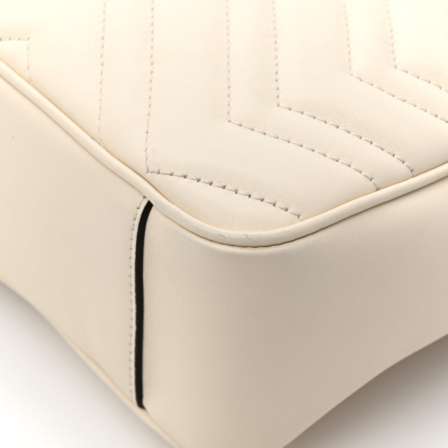 Calfskin Matelasse Medium GG Marmont Shoulder Bag White