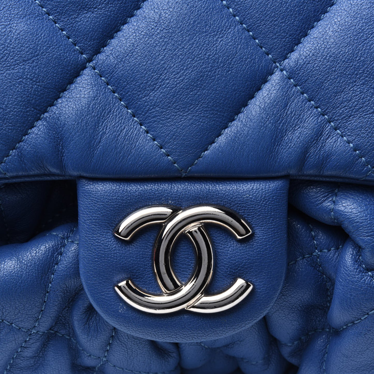 Washed Lambskin Quilted Medium Chain Around Messenger Blue