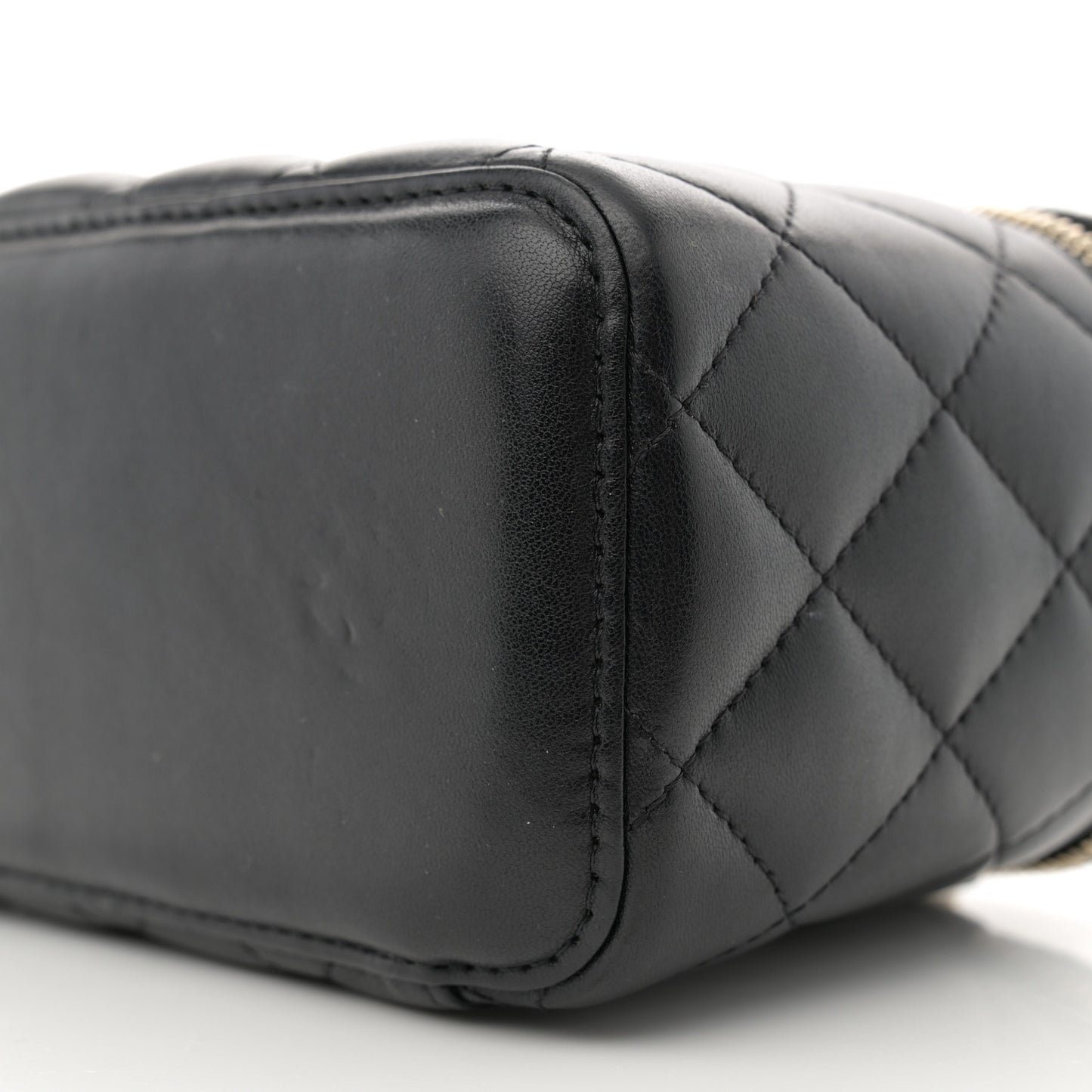 Lambskin Quilted Pearl Crush Small Vanity Case With Chain Black