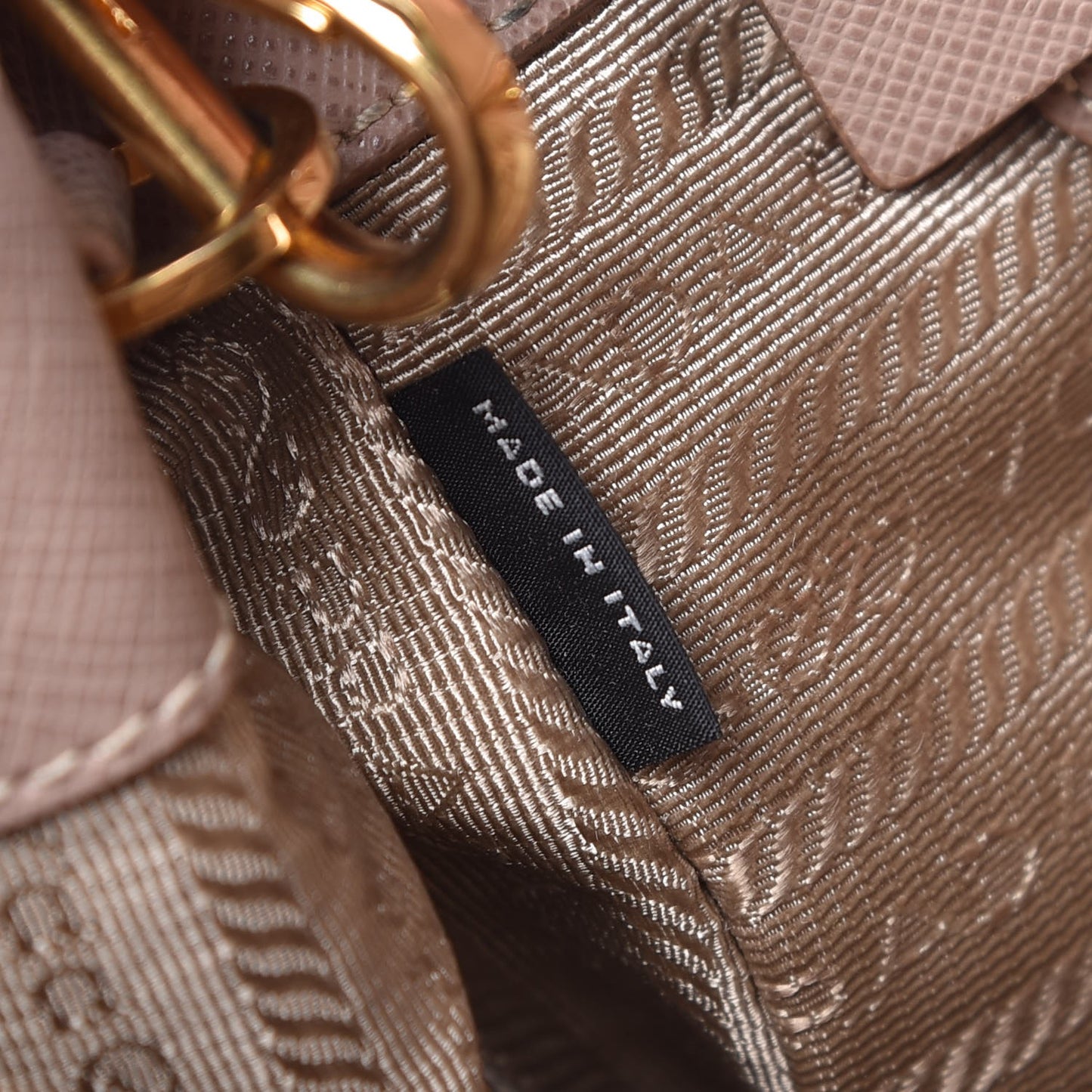 Saffiano Medium Galleria Double Zip Tote Cammeo