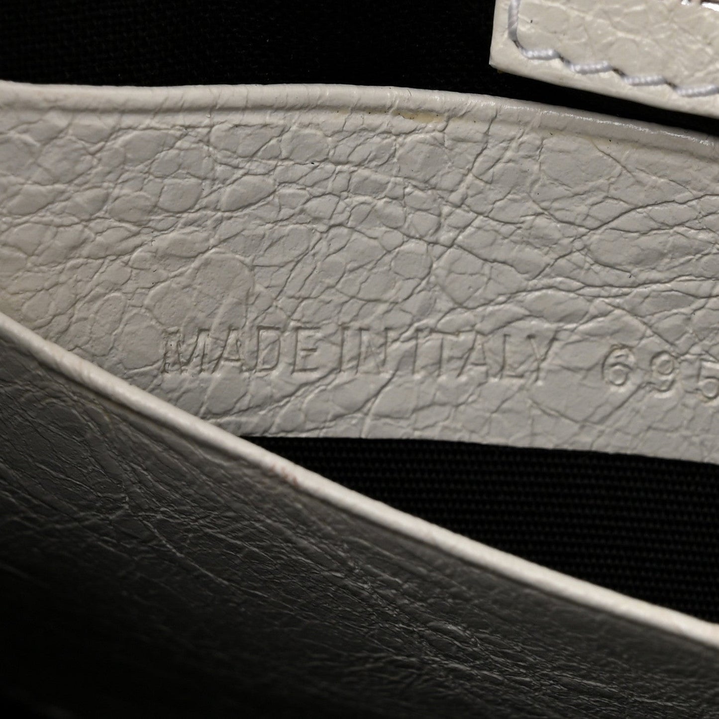Extra Supple Calfskin Crocodile Embossed Le Cagole Mini Purse With Chain White