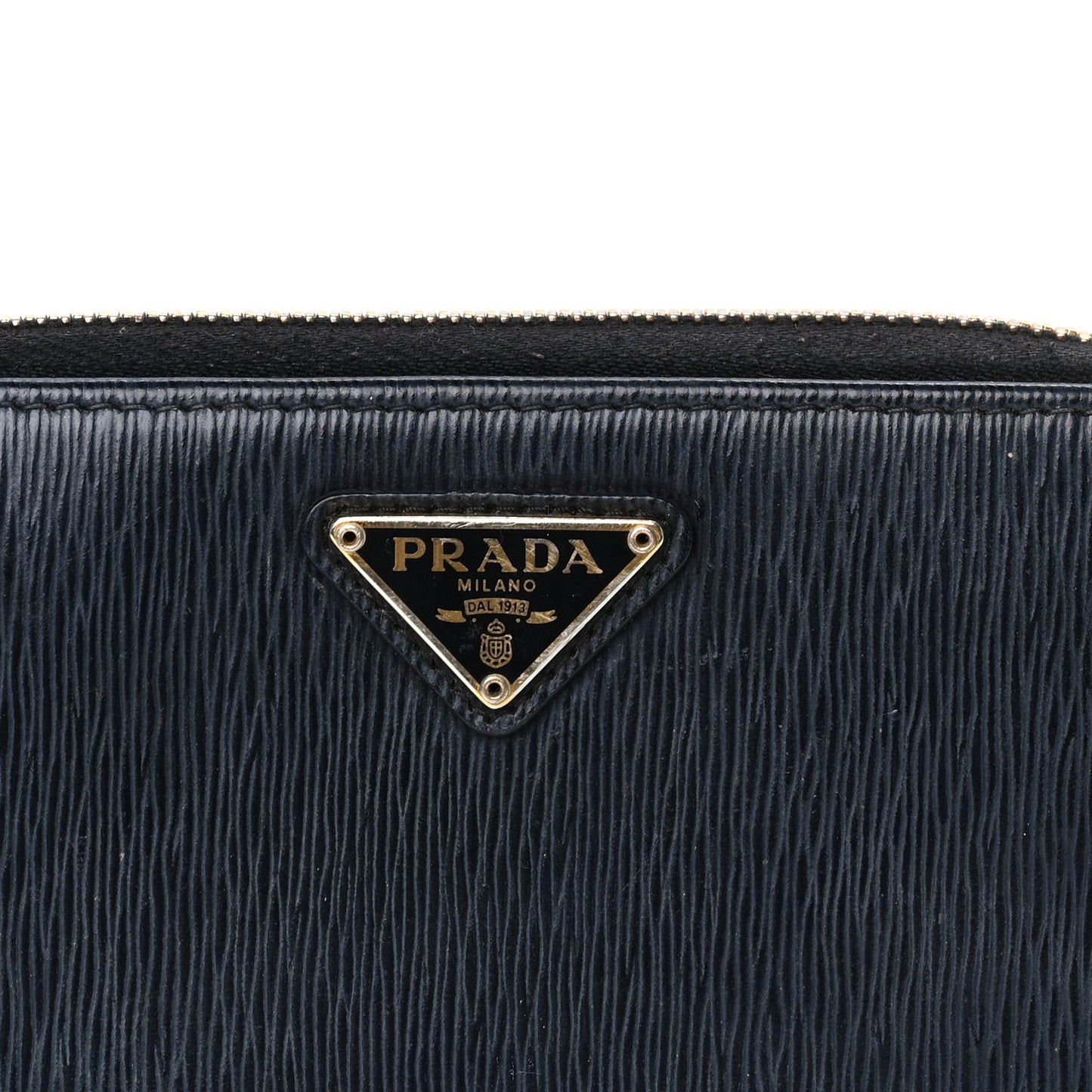 Move Triangle Compact Zip Wallet Black