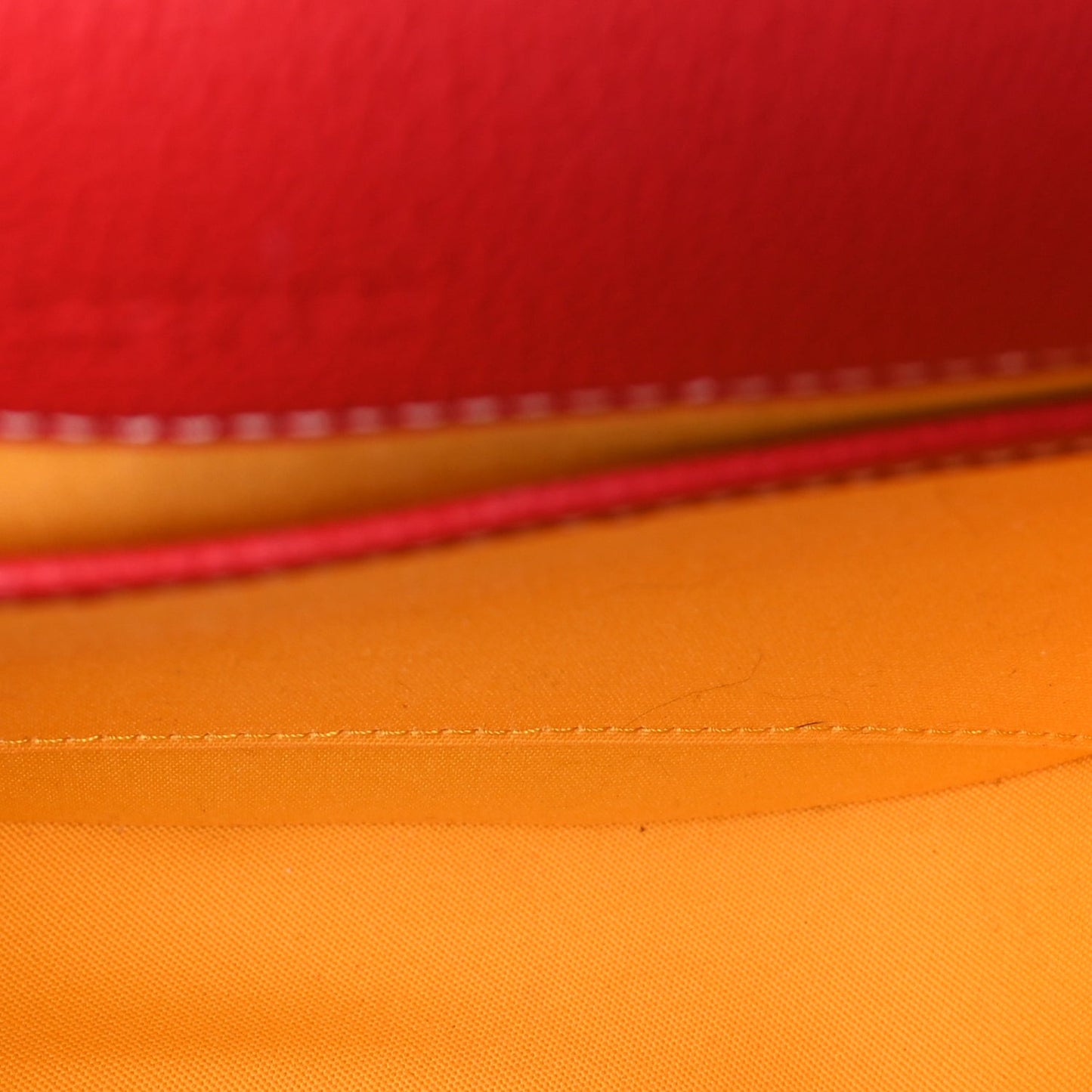 ine Belvedere II PM Messenger Bag Red