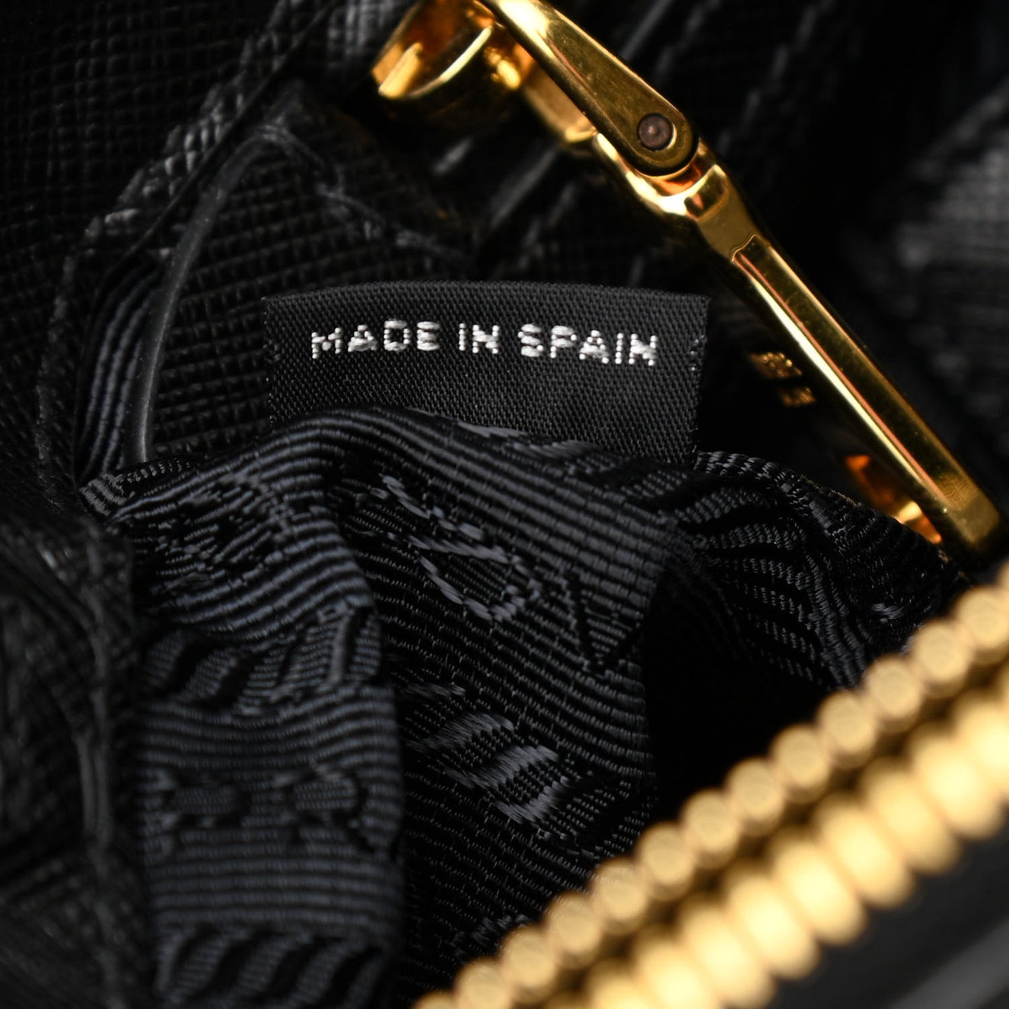 Saffiano Medium Galleria Double Zip Tote Black