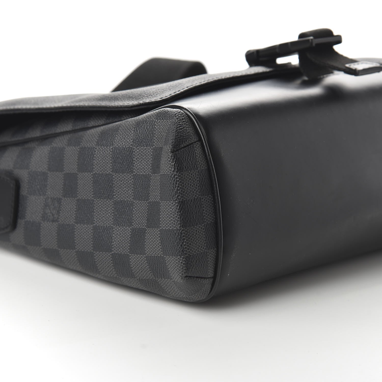 Louis Vuitton Damier Graphite Skyline Messenger MM 6 of 9