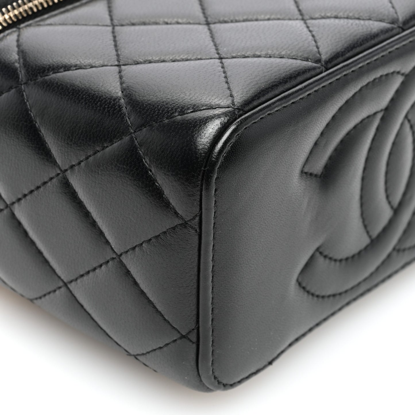 Lambskin Quilted Pearl Crush Small Vanity Case With Chain Black