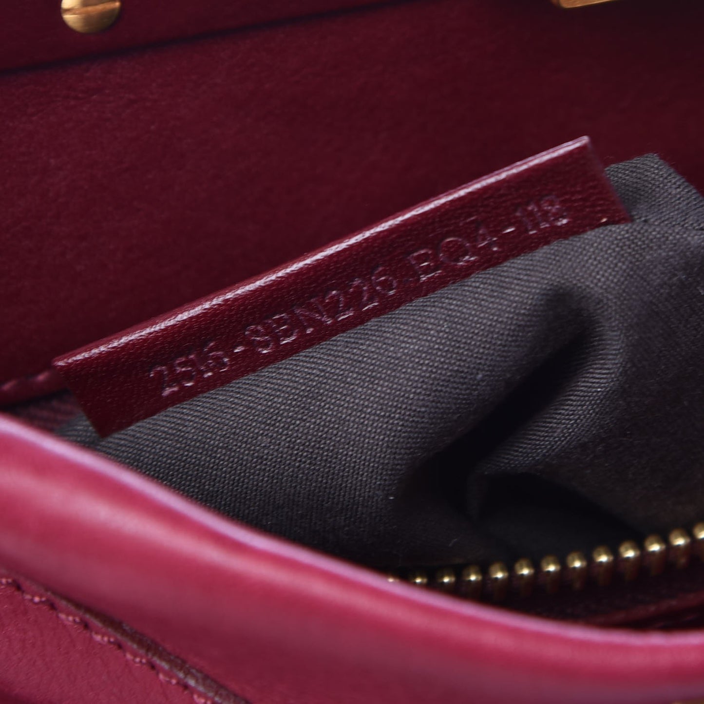 Vitello Saddle Medium Peekaboo Iconic Satchel Melograno Ciliegia