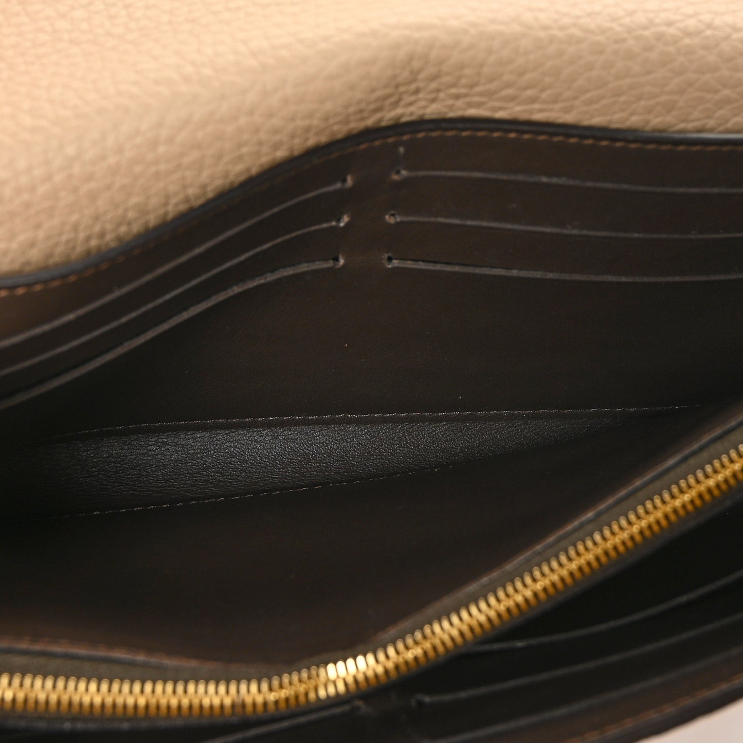 Taurillon Capucines Wallet Galet