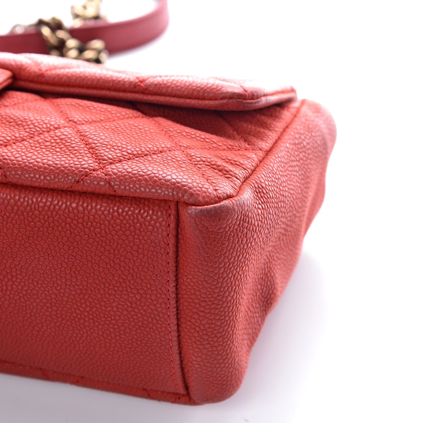 Iridescent Caviar Quilted Medium Chic Quilt Flap Red