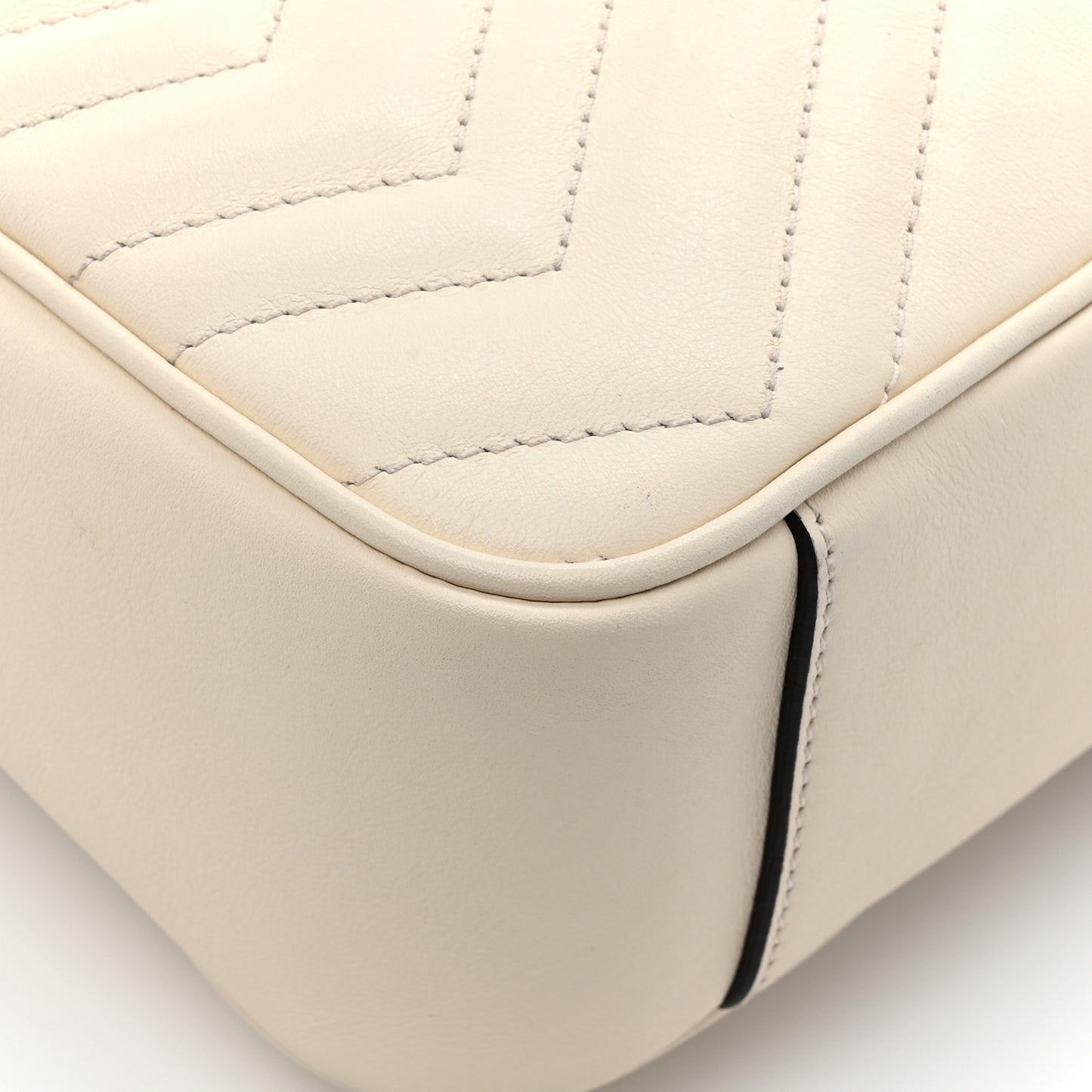 Calfskin Matelasse Medium GG Marmont Shoulder Bag White