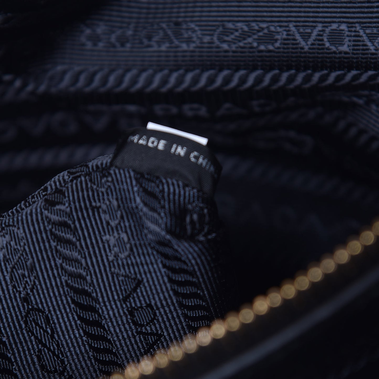 Vitello Daino Side Zip Tote Black