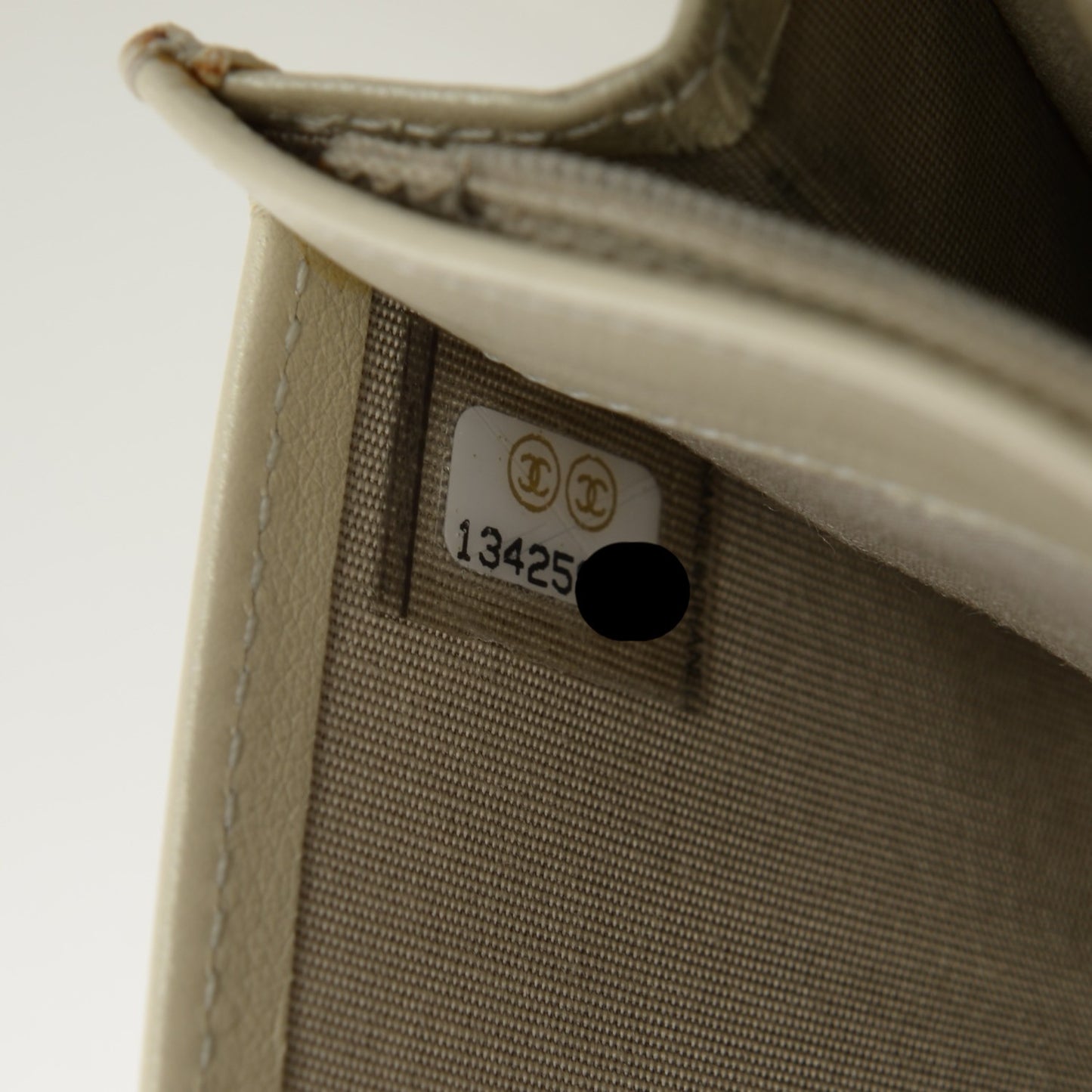 Caviar Sevruga Yen Wallet Pearl