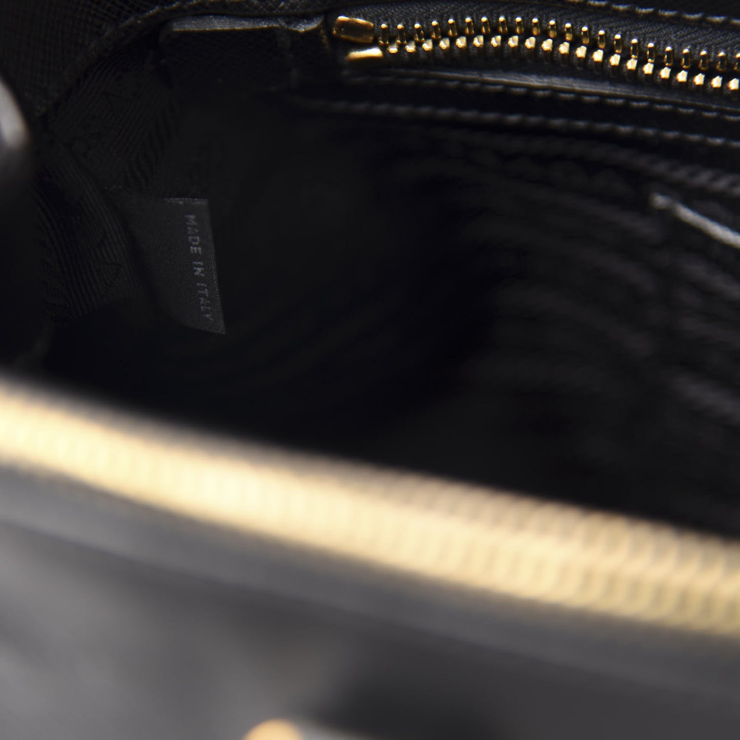 Saffiano Medium Galleria Double Zip Tote Black