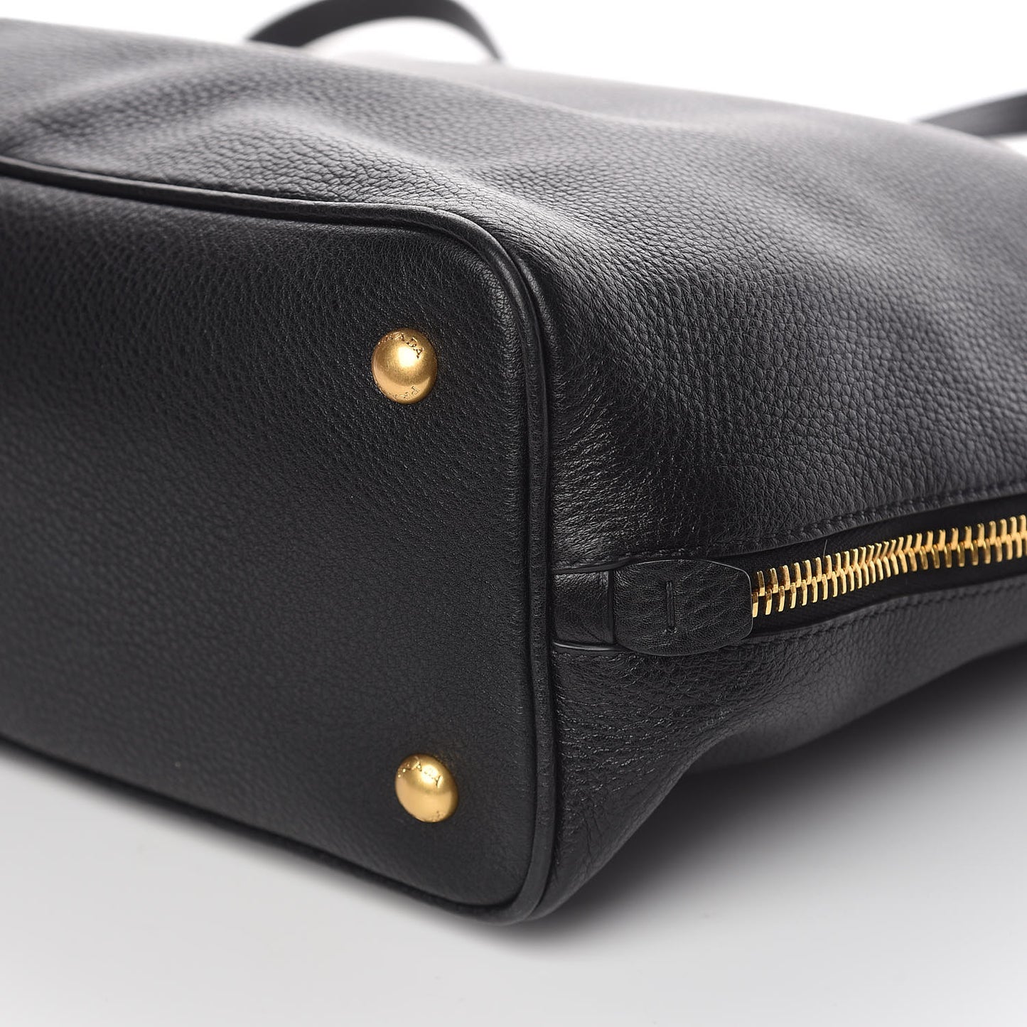 Vitello Daino Side Zip Tote Black