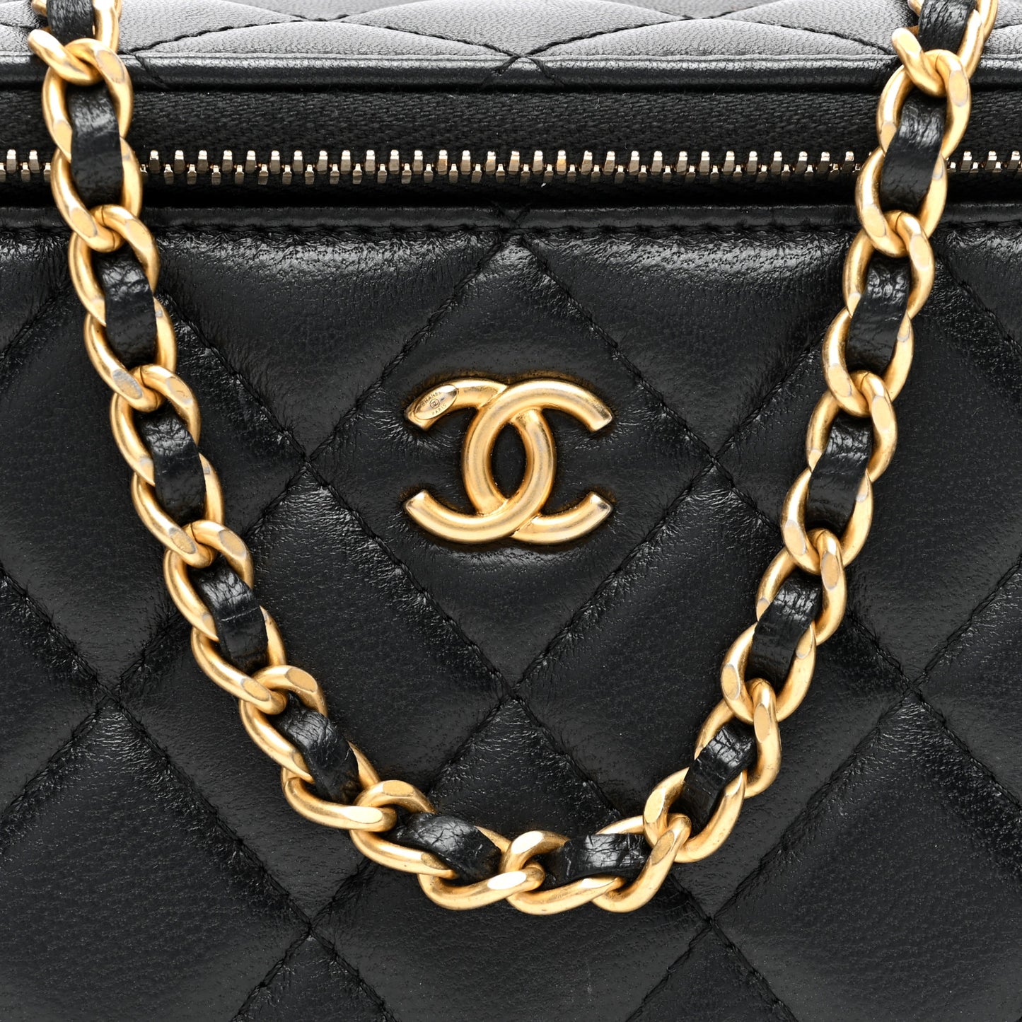 Lambskin Quilted Pearl Crush Small Vanity Case With Chain Black