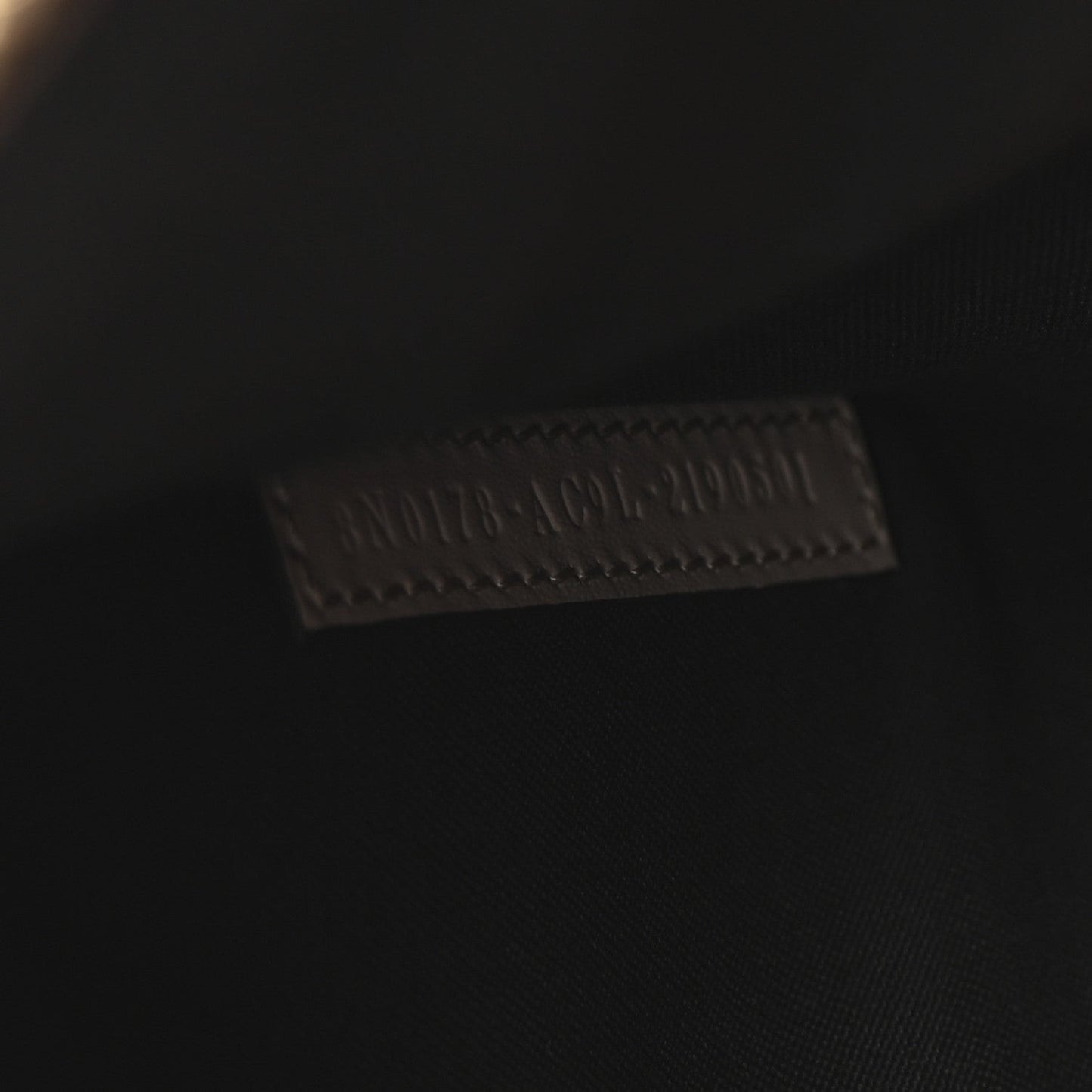 Vitello King Logo Embossed Large Flat Pouch Poudre