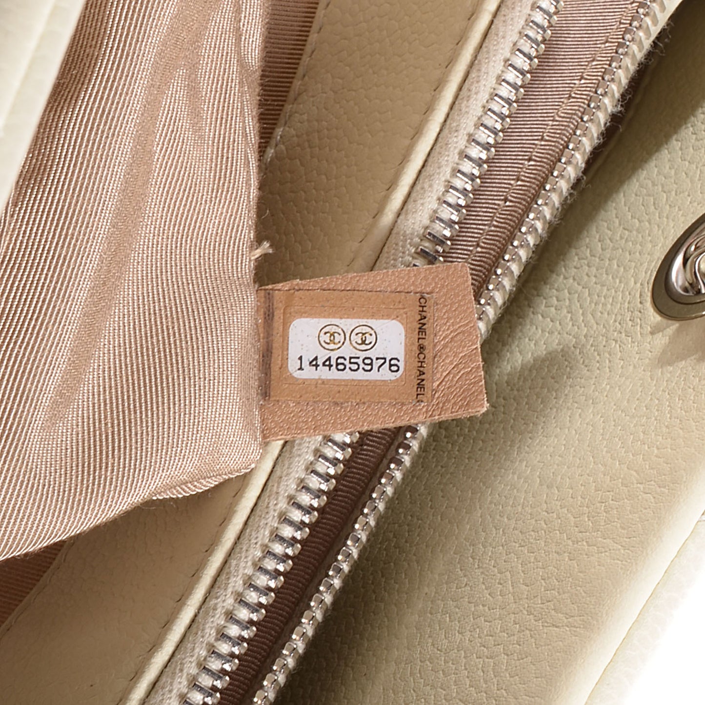 Caviar CC Timeless Soft Tote Off White