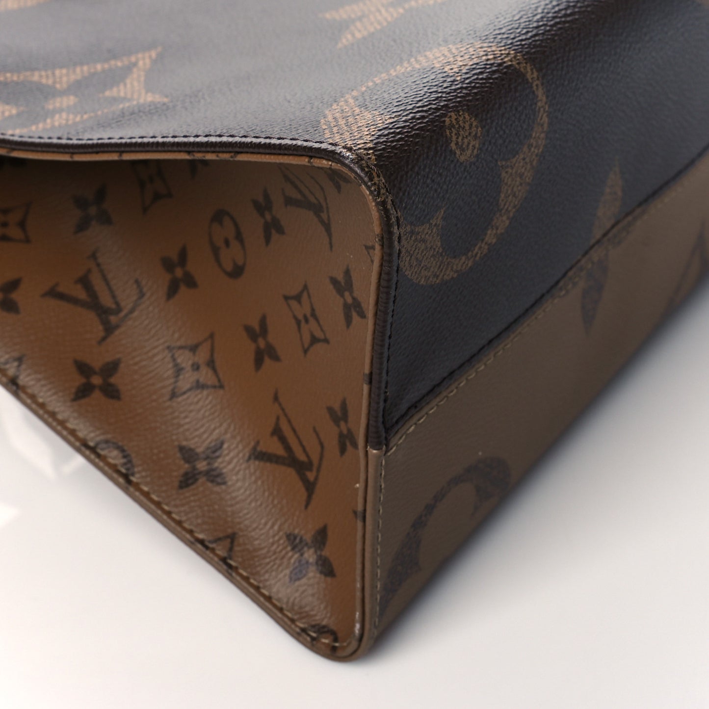 Reverse Monogram Giant Onthego MM