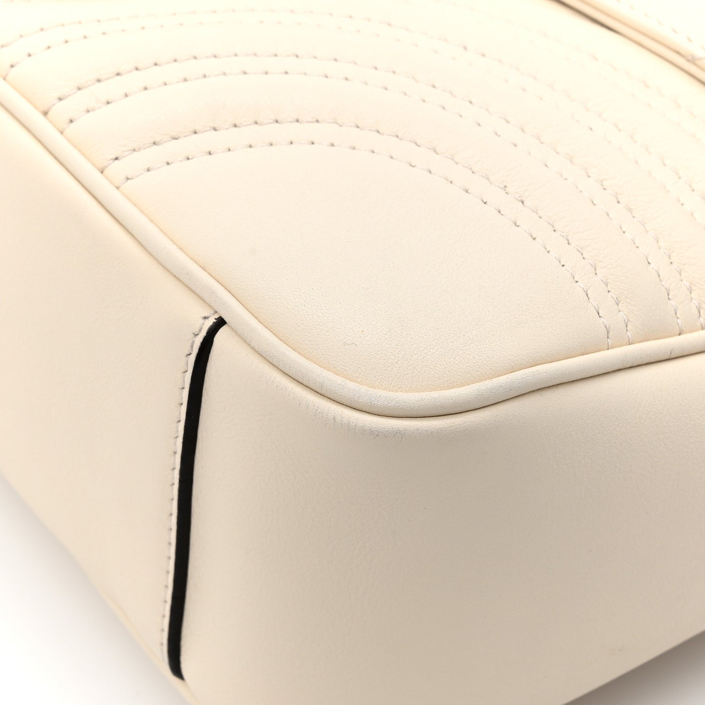 Calfskin Matelasse Medium GG Marmont Shoulder Bag White