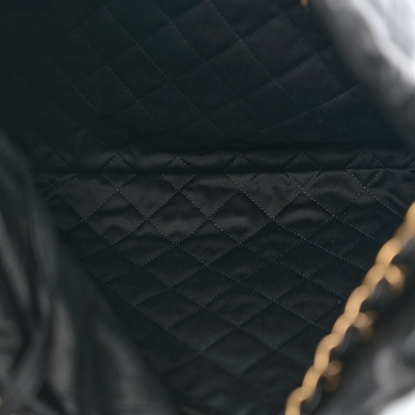 Shiny Caviar Quilted Monochrome Chanel 22 Black
