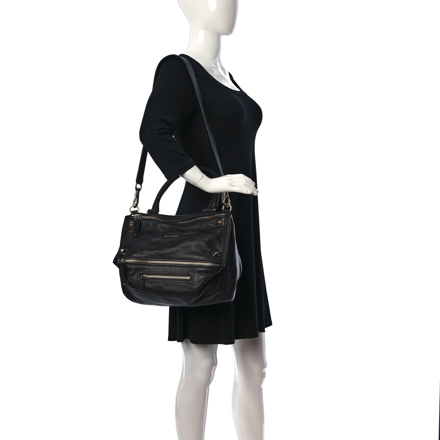 Pebbled Calfskin Medium Pyramid Stud Pandora Black