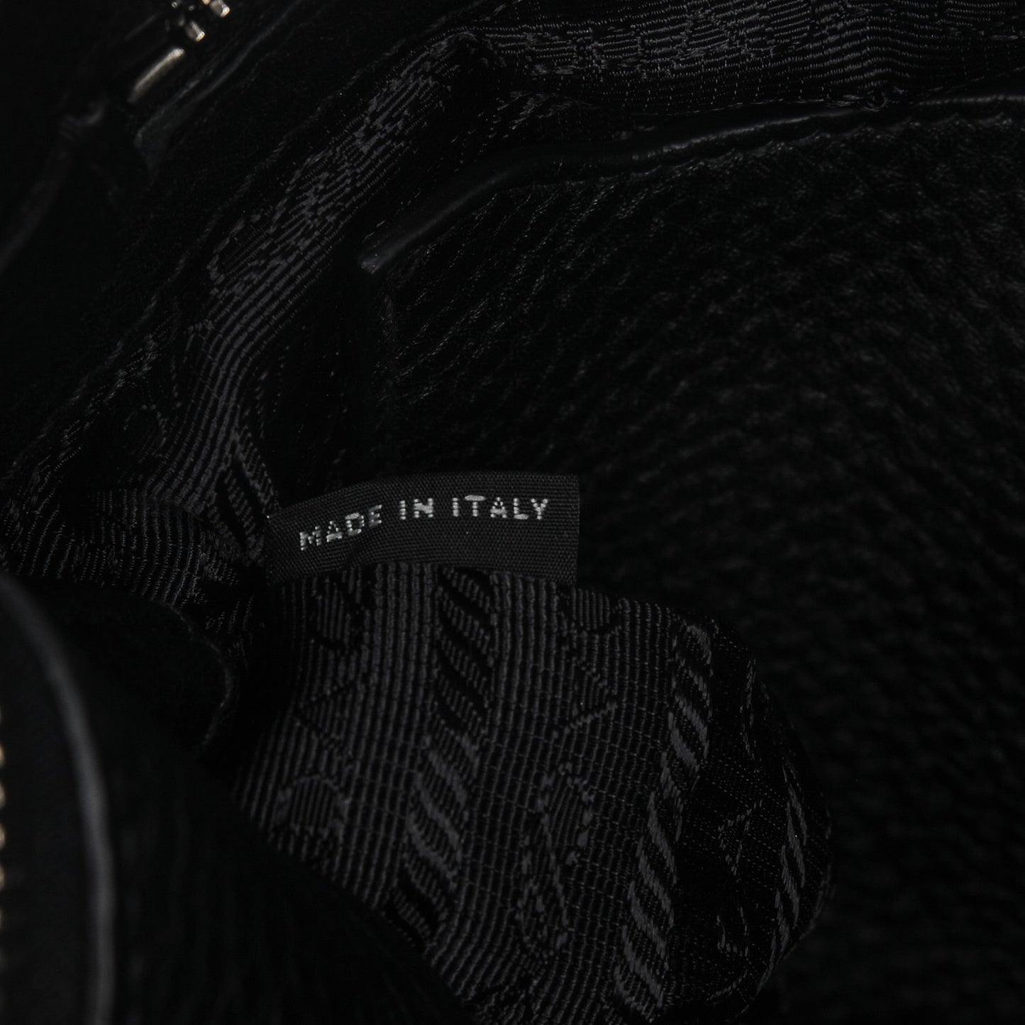 Vitello Daino Zippered Crossbody Bag Black